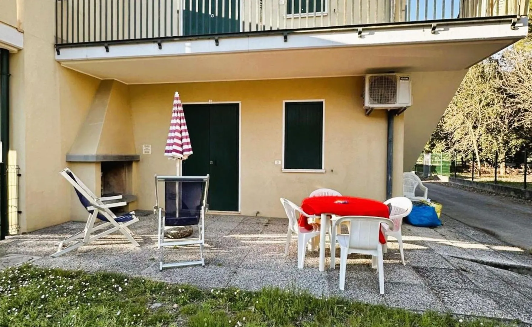 Comfy Flat With Pool In Bibione Appartement Italië